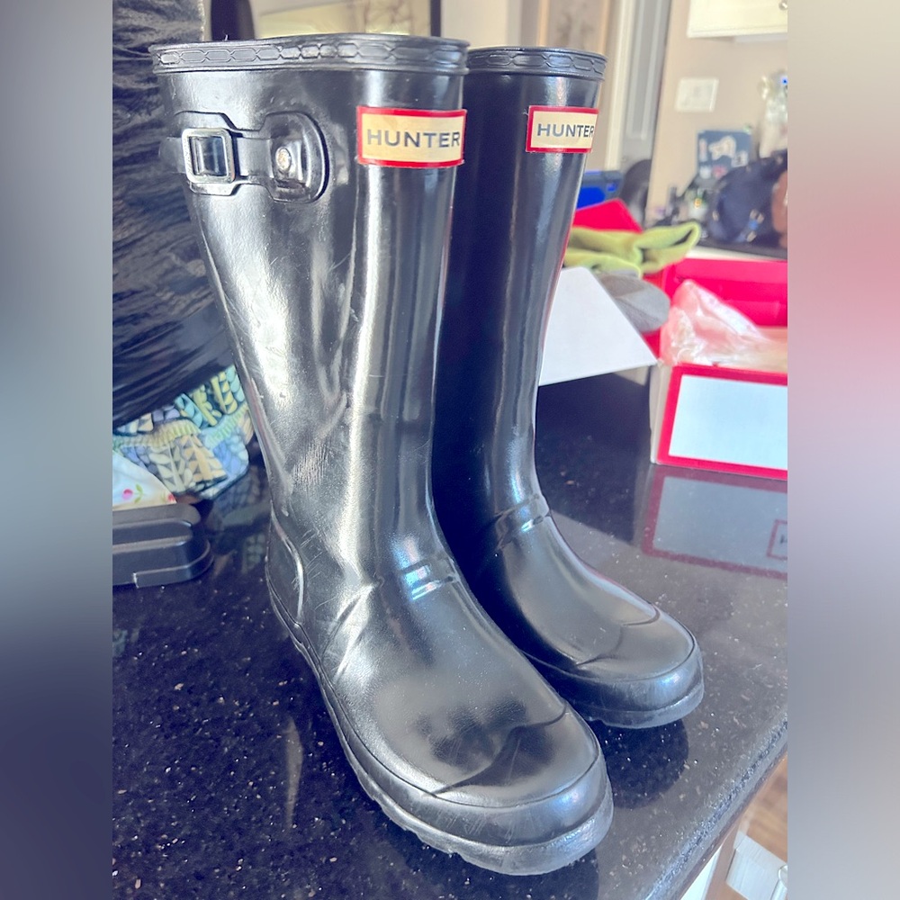 NWB. Never worn Hunter unisex sz 3b/4g kids boots. Include to used boot socks.